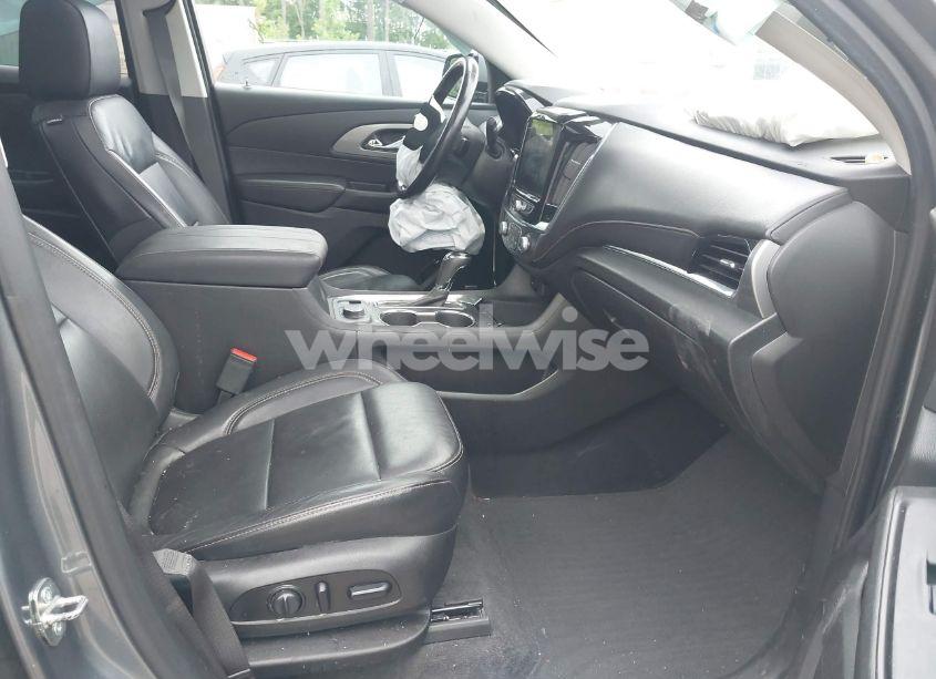 Photo 5 of 2019 Chevrolet Traverse 3LT (VIN 1GNEVHKW2KJ141731)