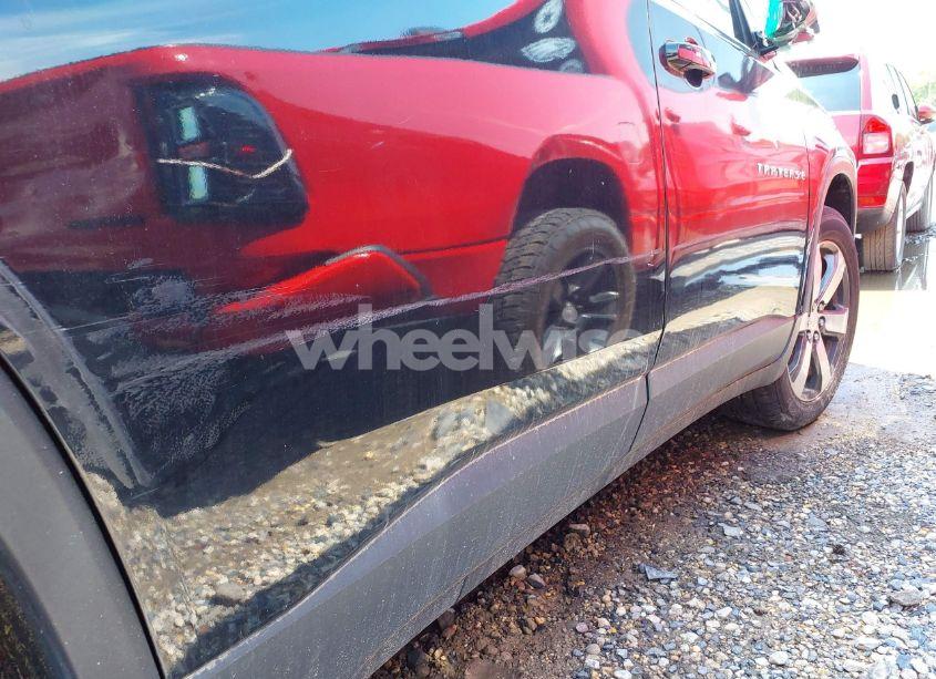 Photo 19 of 2018 Chevrolet Traverse 3LT (VIN 1GNEVHKW3JJ144443)