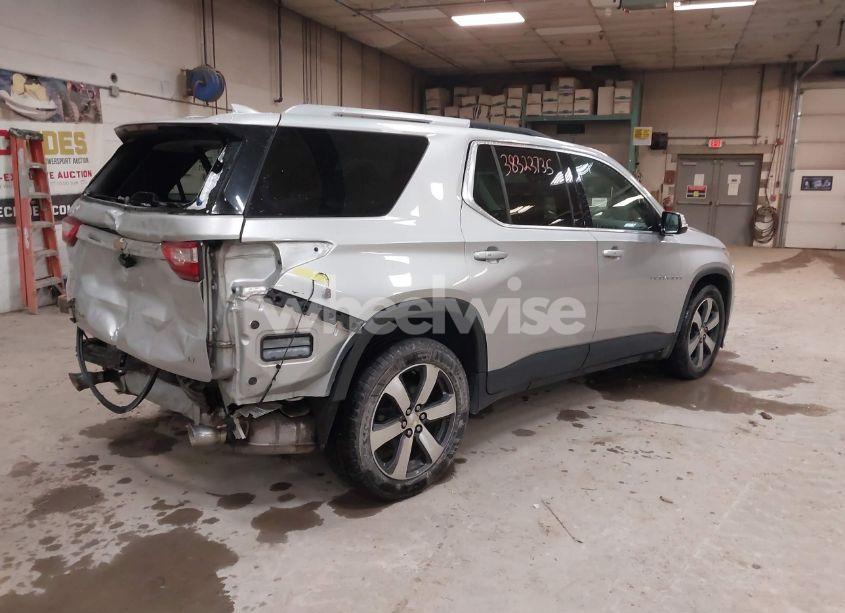 Photo 4 of 2018 Chevrolet Traverse 3LT (VIN 1GNEVHKW3JJ193500)
