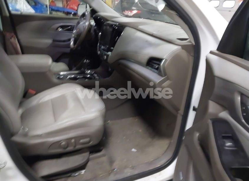 Photo 5 of 2018 Chevrolet Traverse 3LT (VIN 1GNEVHKW3JJ230464)