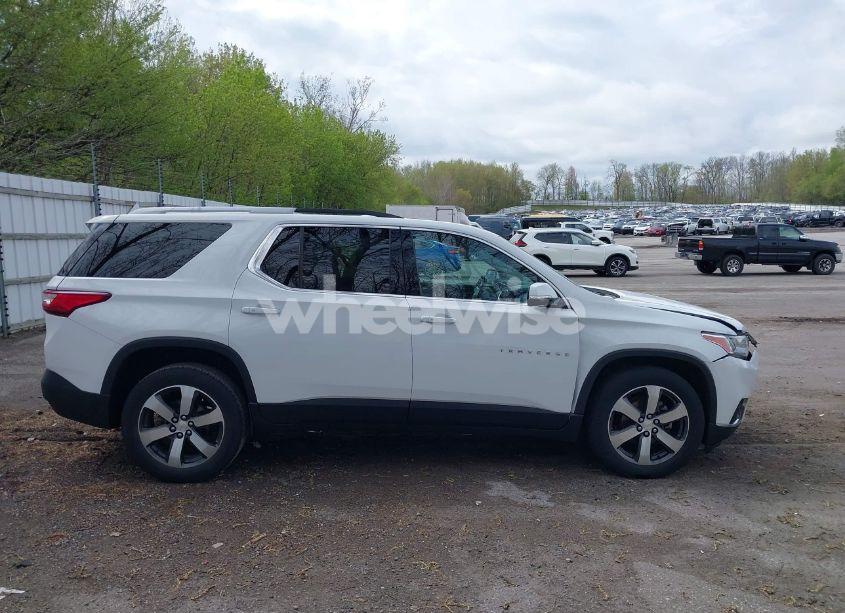 Photo 13 of 2018 Chevrolet Traverse 3LT (VIN 1GNEVHKW4JJ275817)