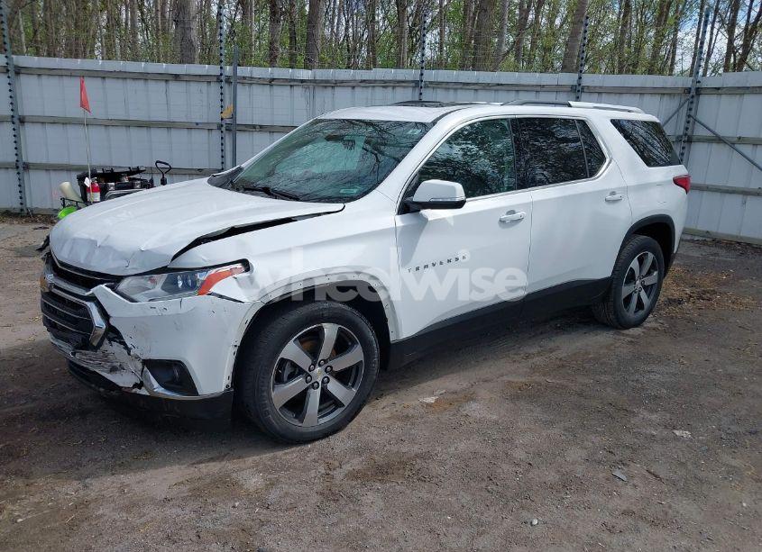 Photo 2 of 2018 Chevrolet Traverse 3LT (VIN 1GNEVHKW4JJ275817)