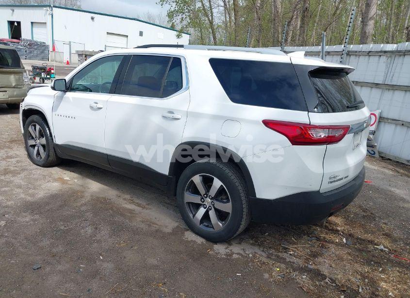Photo 3 of 2018 Chevrolet Traverse 3LT (VIN 1GNEVHKW4JJ275817)