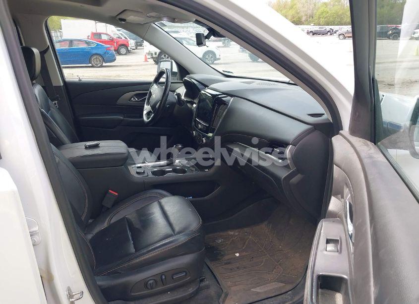 Photo 5 of 2018 Chevrolet Traverse 3LT (VIN 1GNEVHKW4JJ275817)