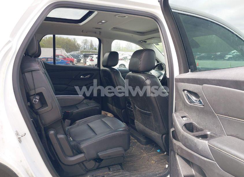 Photo 8 of 2018 Chevrolet Traverse 3LT (VIN 1GNEVHKW4JJ275817)