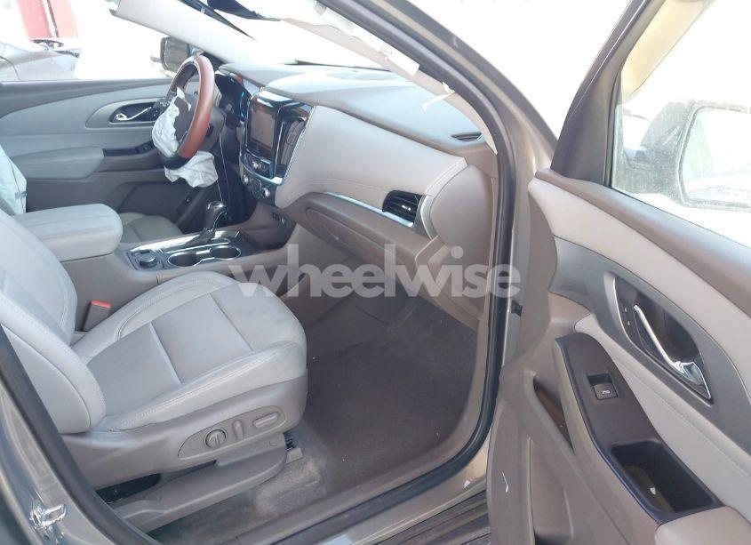 Photo 5 of 2019 Chevrolet Traverse 3LT (VIN 1GNEVHKW6KJ209643)