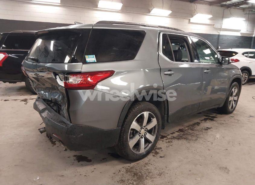 Photo 4 of 2019 Chevrolet Traverse 3LT (VIN 1GNEVHKW6KJ318541)