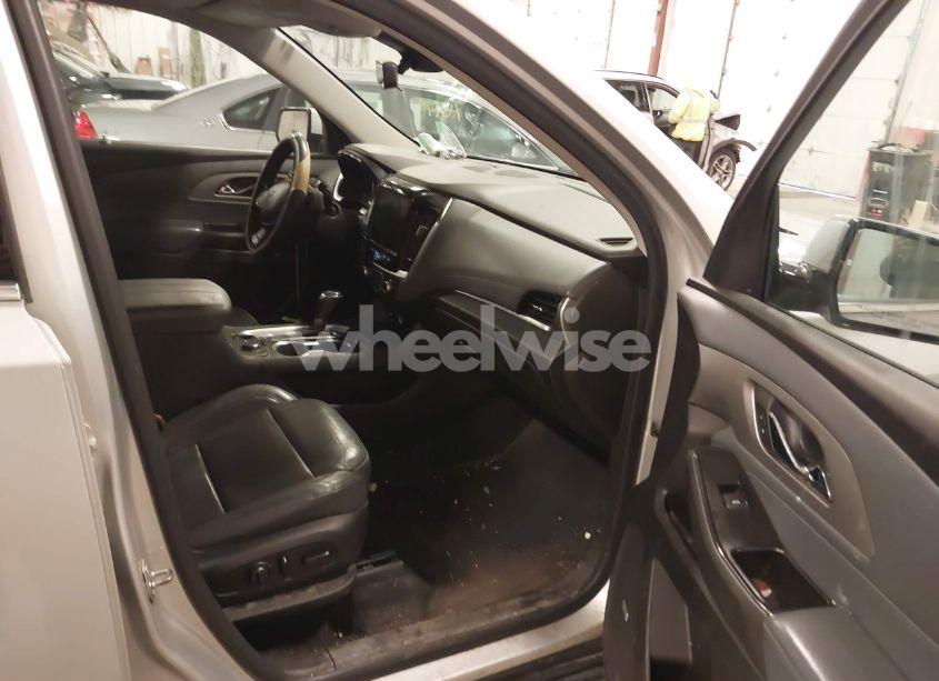 Photo 5 of 2018 Chevrolet Traverse 3LT (VIN 1GNEVHKW8JJ134684)