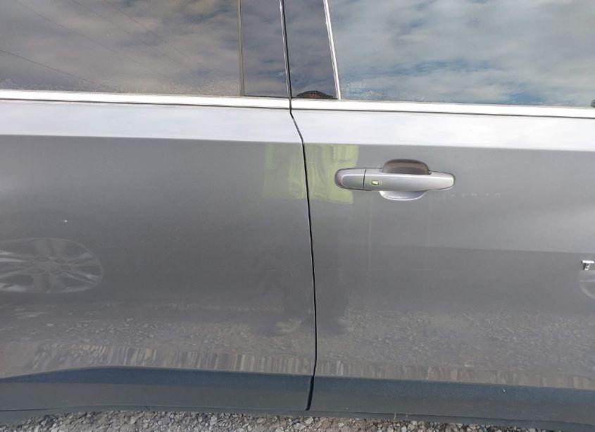 Photo 12 of 2019 Chevrolet Traverse 3LT (VIN 1GNEVHKW8KJ237587)