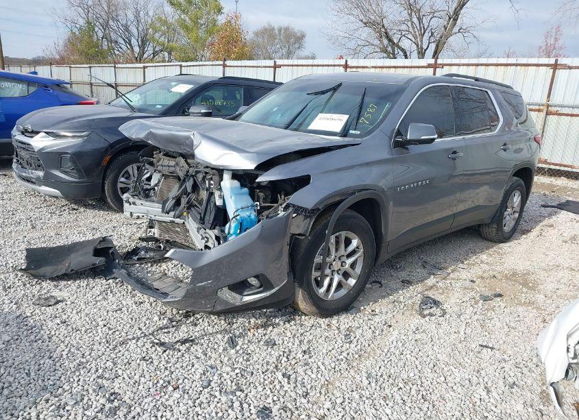 Photo 2 of 2019 Chevrolet Traverse 3LT (VIN 1GNEVHKW8KJ237587)