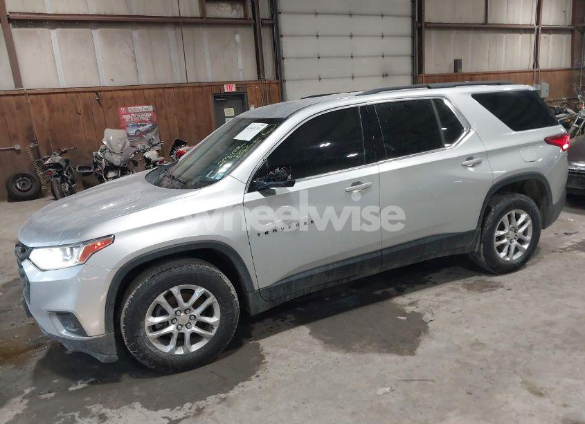 Photo 2 of 2019 Chevrolet Traverse 3LT (VIN 1GNEVHKW9KJ174998)