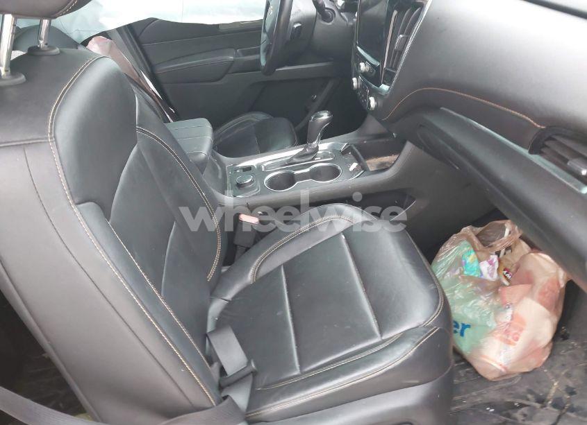 Photo 5 of 2020 Chevrolet Traverse LT (VIN 1GNEVHKWXLJ306281)