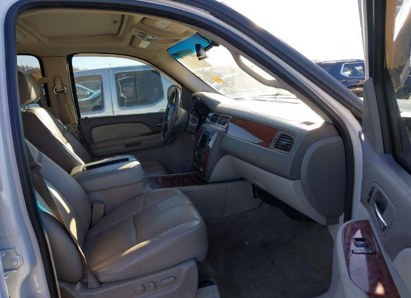 Photo 5 of 2008 Chevrolet Suburban 1500 LTZ (VIN 1GNFC16028R189361)