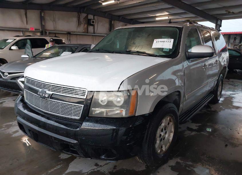 Photo 2 of 2007 Chevrolet Suburban 1500 LT (VIN 1GNFC16067J219667)