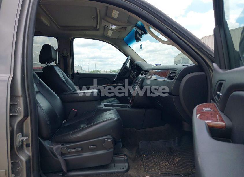 Photo 5 of 2008 Chevrolet Suburban 1500 LT (VIN 1GNFC16J78J228338)