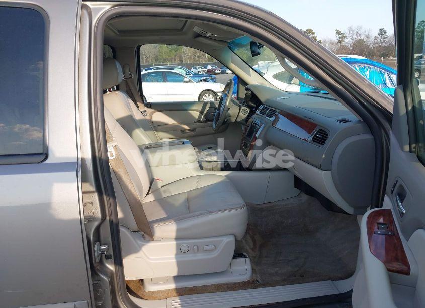 Photo 5 of 2009 Chevrolet Suburban 1500 LT2 (VIN 1GNFC26029R218011)