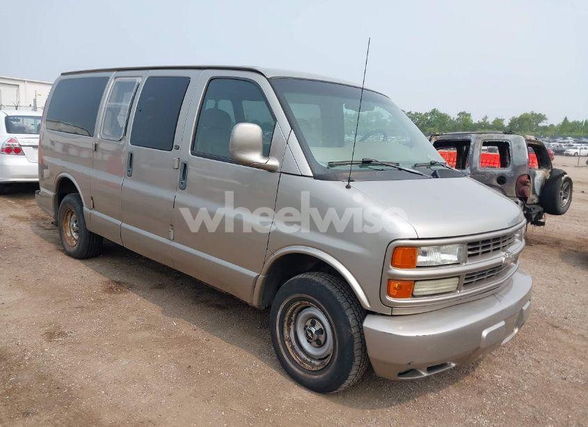 2002 Chevrolet Express LT (VIN 1GNFG65R521157513) main photo