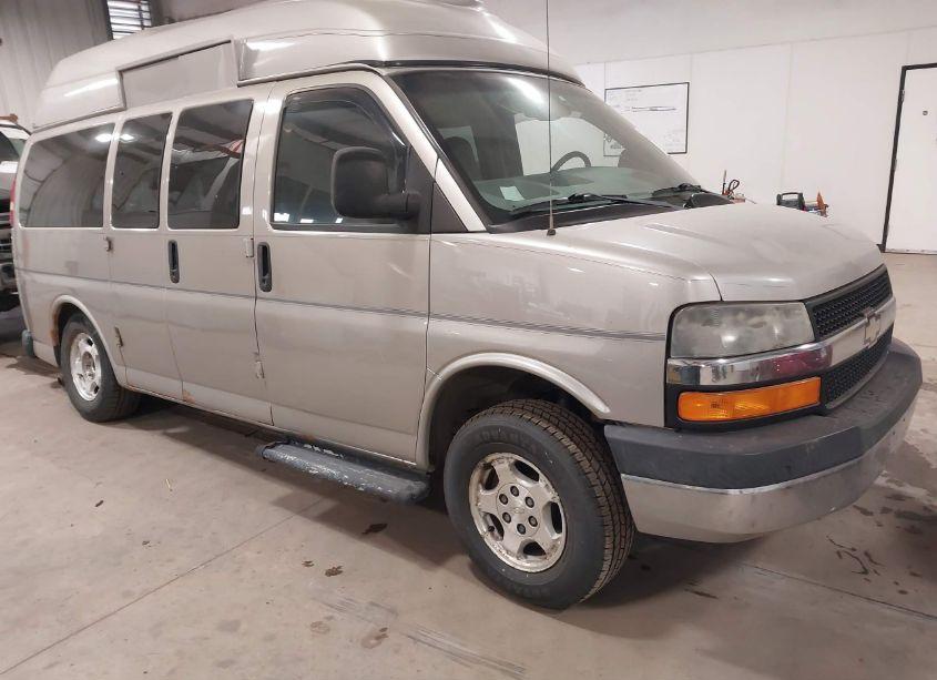 2005 Chevrolet Express (VIN 1GNFH15T151137579) main photo