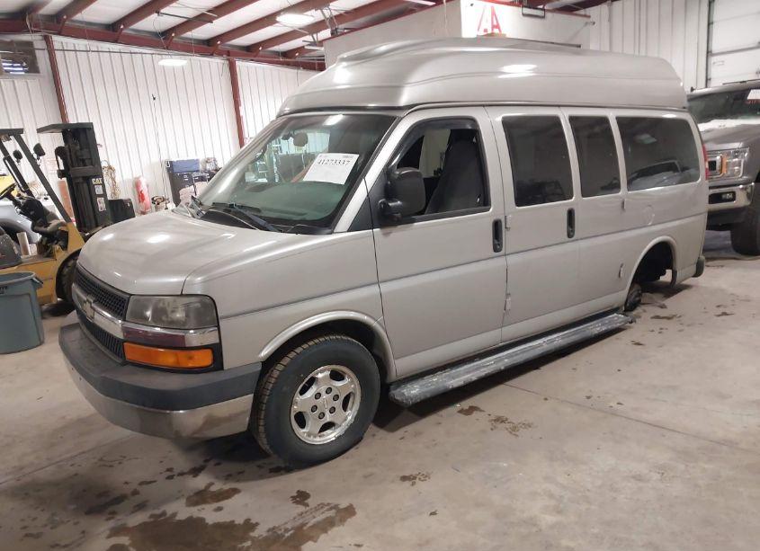 Photo 2 of 2005 Chevrolet Express (VIN 1GNFH15T151137579)