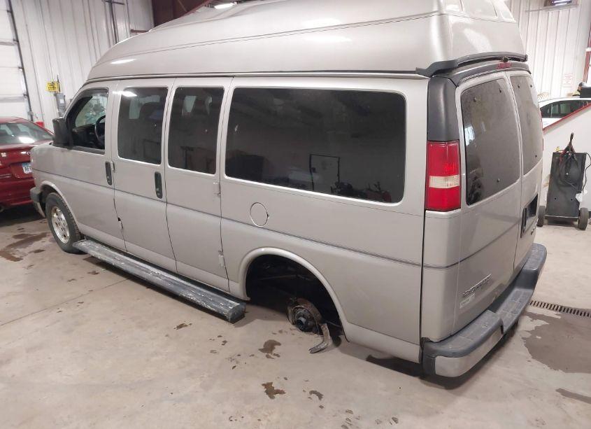Photo 3 of 2005 Chevrolet Express (VIN 1GNFH15T151137579)