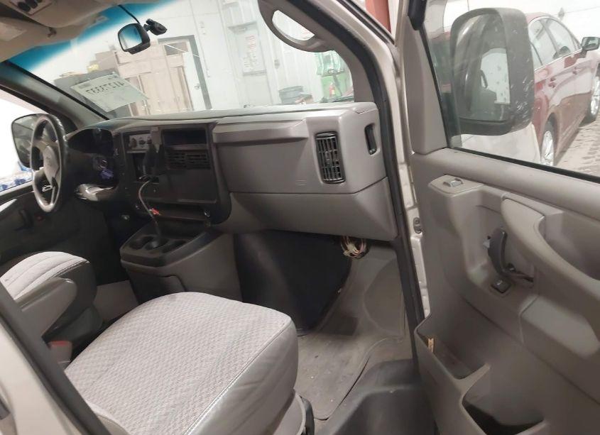 Photo 5 of 2005 Chevrolet Express (VIN 1GNFH15T151137579)