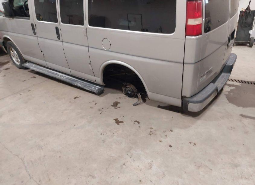 Photo 6 of 2005 Chevrolet Express (VIN 1GNFH15T151137579)