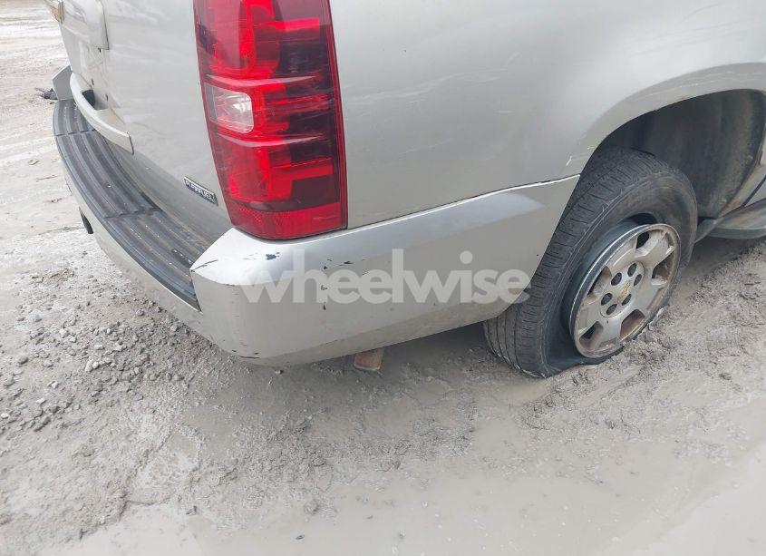 Photo 4 of 2009 Chevrolet Suburban 1500 LS (VIN 1GNFK16309R259972)