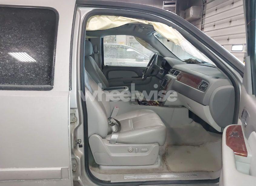 Photo 5 of 2007 Chevrolet Suburban 1500 LTZ (VIN 1GNFK16357J355897)