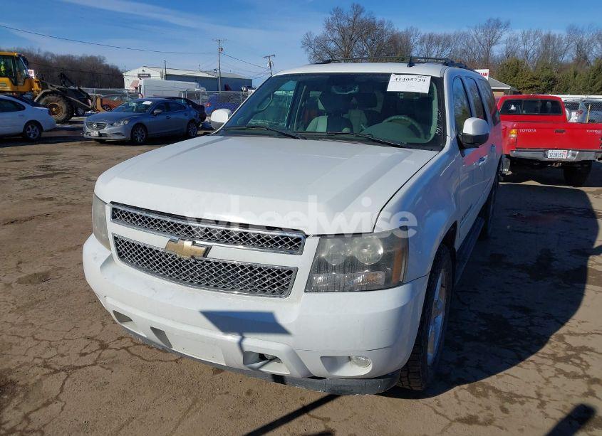 Photo 2 of 2008 Chevrolet Suburban 1500 LT (VIN 1GNFK163X8J134555)