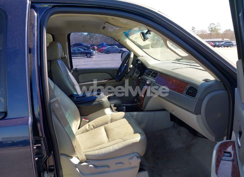 Photo 5 of 2008 Chevrolet Suburban 1500 LT (VIN 1GNFK163X8R111651)