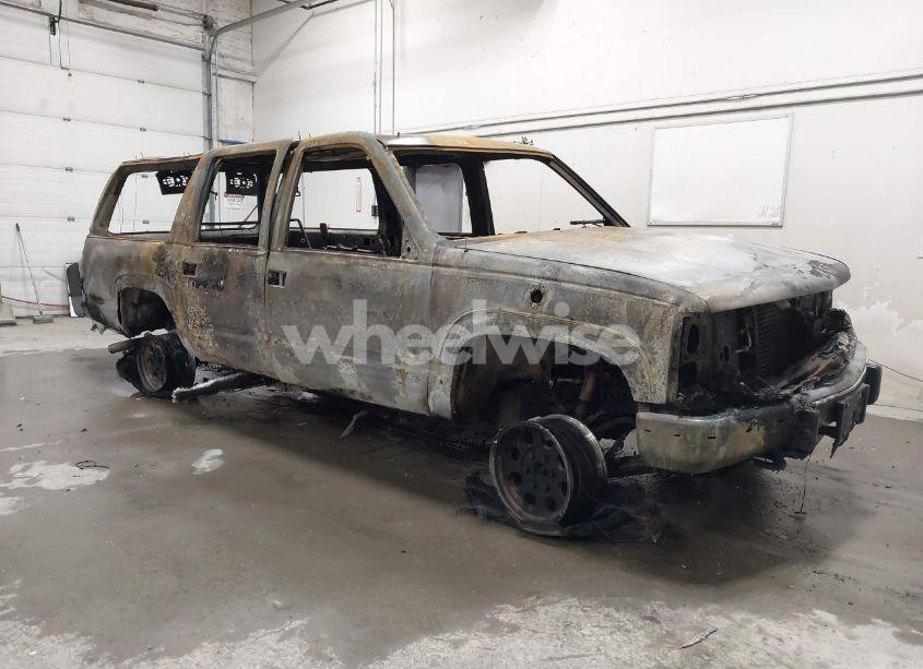 1994 Chevrolet Suburban K1500 (VIN 1GNFK16K7RJ348671) main photo