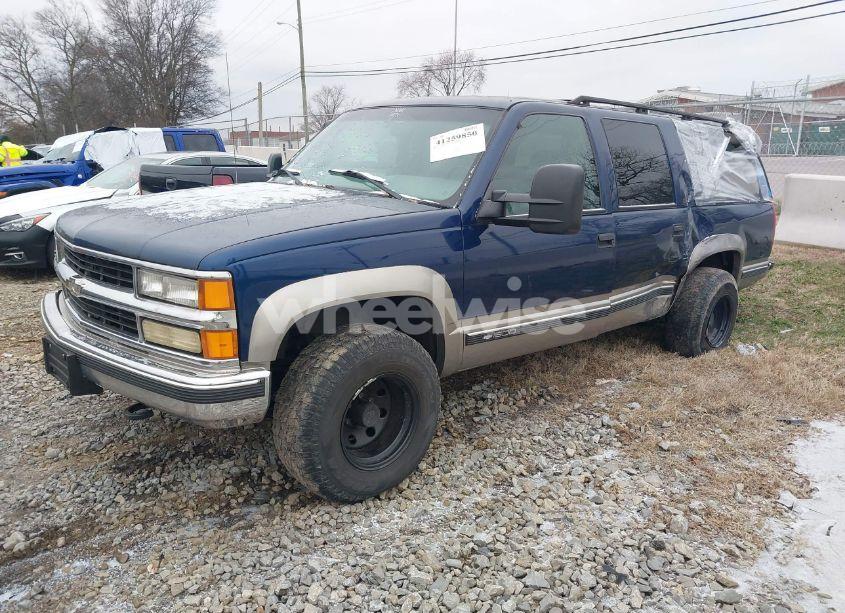 Photo 2 of 1999 Chevrolet Suburban 1500 LT (VIN 1GNFK16R0XJ549323)