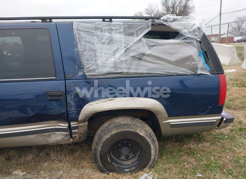 Photo 6 of 1999 Chevrolet Suburban 1500 LT (VIN 1GNFK16R0XJ549323)