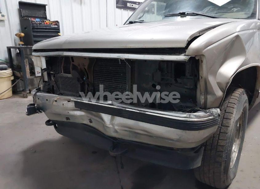 Photo 6 of 1999 Chevrolet Suburban 1500 LT (VIN 1GNFK16R0XJ576747)