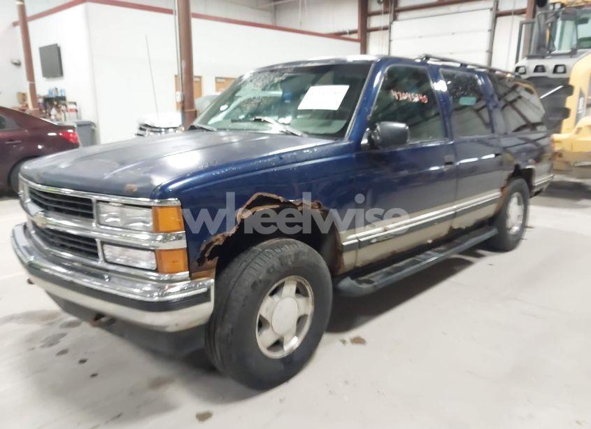 Photo 2 of 1999 Chevrolet Suburban 1500 LT (VIN 1GNFK16R1XJ409829)
