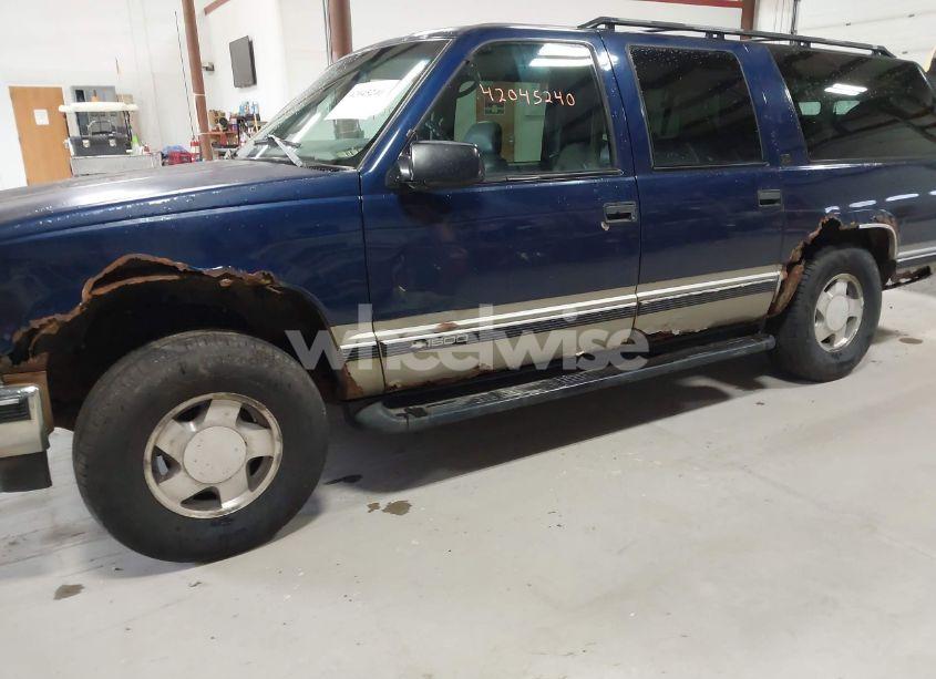 Photo 6 of 1999 Chevrolet Suburban 1500 LT (VIN 1GNFK16R1XJ409829)