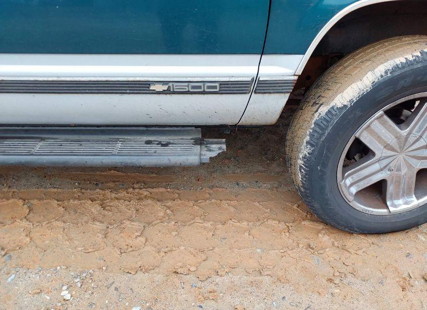 Photo 13 of 1996 Chevrolet Suburban K1500 (VIN 1GNFK16R3TJ328440)