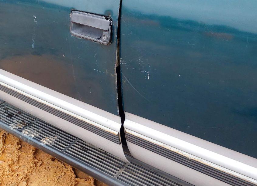 Photo 15 of 1996 Chevrolet Suburban K1500 (VIN 1GNFK16R3TJ328440)