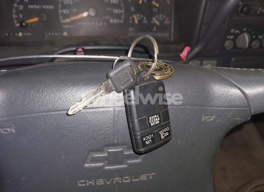 Photo 11 of 1996 Chevrolet Suburban K1500 (VIN 1GNFK16R3TJ384720)