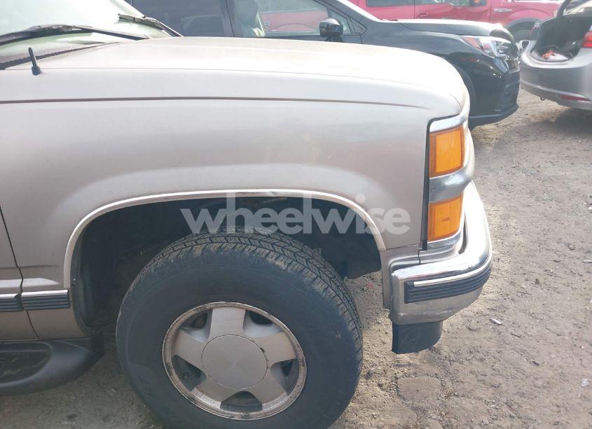 Photo 12 of 1999 Chevrolet Suburban K1500 (VIN 1GNFK16R3XJ554046)