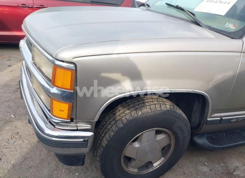 Photo 13 of 1999 Chevrolet Suburban K1500 (VIN 1GNFK16R3XJ554046)