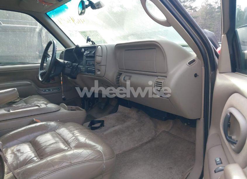 Photo 5 of 1999 Chevrolet Suburban K1500 (VIN 1GNFK16R3XJ554046)