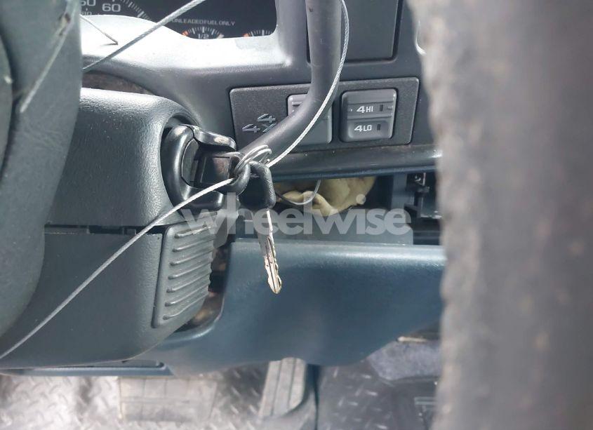 Photo 11 of 1996 Chevrolet Suburban K1500 (VIN 1GNFK16R4TJ323375)