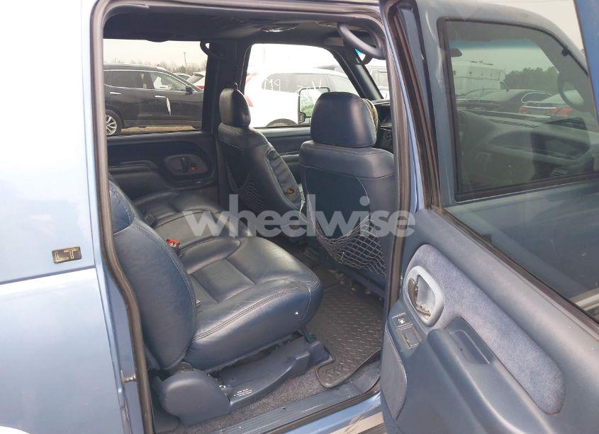 Photo 8 of 1996 Chevrolet Suburban K1500 (VIN 1GNFK16R4TJ323375)