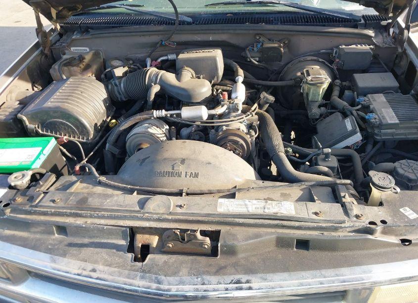 Photo 10 of 1998 Chevrolet Suburban 1500 (VIN 1GNFK16R4WJ341329)