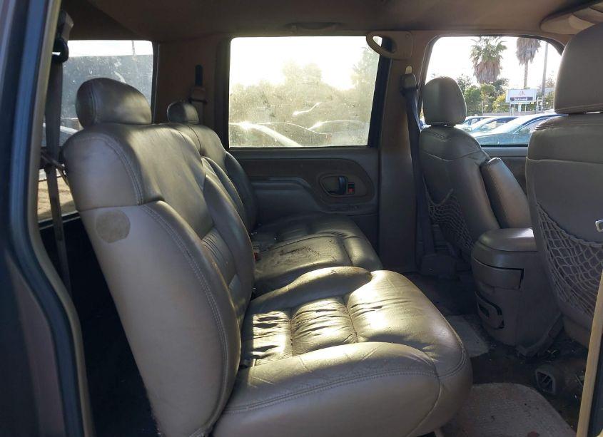 Photo 8 of 1998 Chevrolet Suburban 1500 (VIN 1GNFK16R4WJ341329)