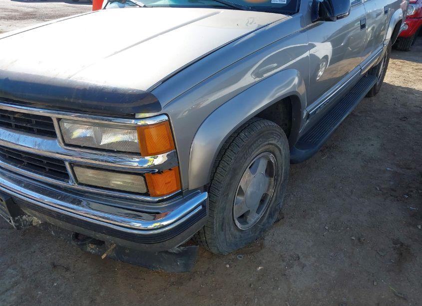 Photo 12 of 1999 Chevrolet Suburban 1500 LT (VIN 1GNFK16R4XJ569946)