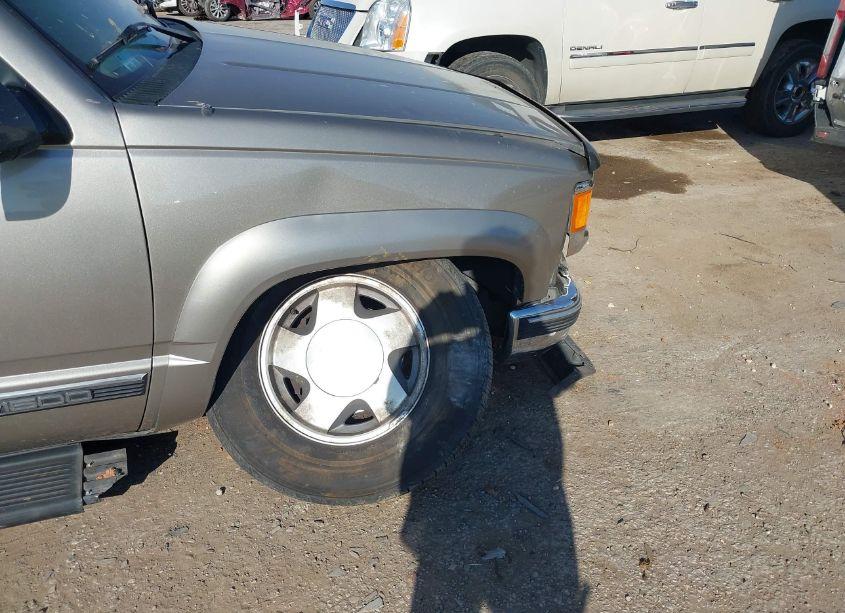 Photo 13 of 1999 Chevrolet Suburban 1500 LT (VIN 1GNFK16R4XJ569946)