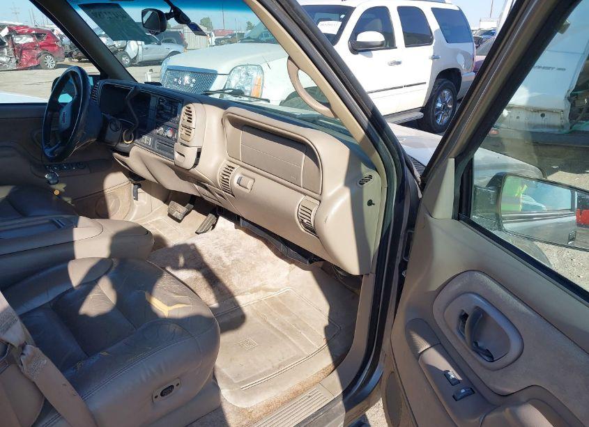 Photo 5 of 1999 Chevrolet Suburban 1500 LT (VIN 1GNFK16R4XJ569946)