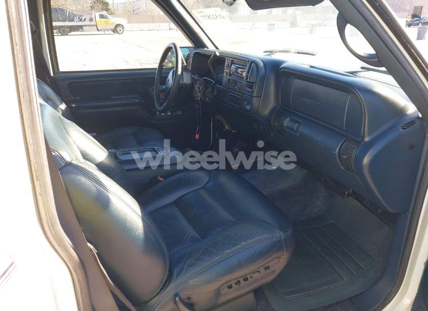 Photo 5 of 1998 Chevrolet Suburban 1500 (VIN 1GNFK16R5WJ352873)